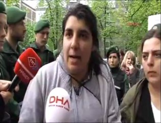 NSU davasnda mahkeme onunde protesto-20130506