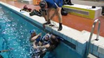 RIFAP - Hissage sur le bord de la piscine à l'aide d'une corde de la  victime.