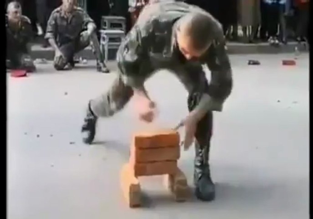 Militaire vs briques