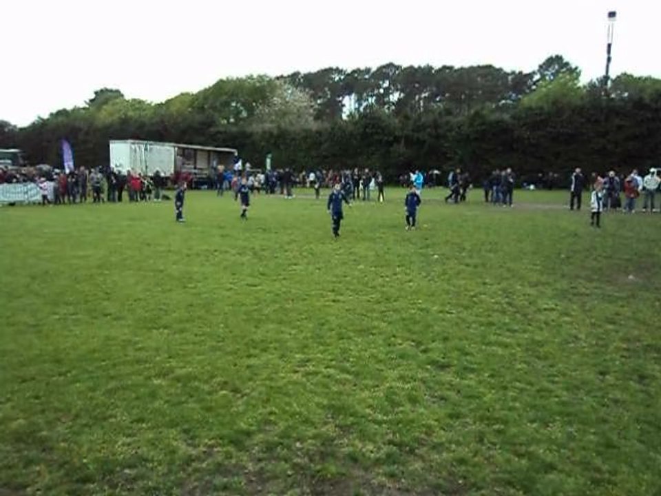 U8 tournoi Ploemel 8 mai 2013  la fin du but de Matis!