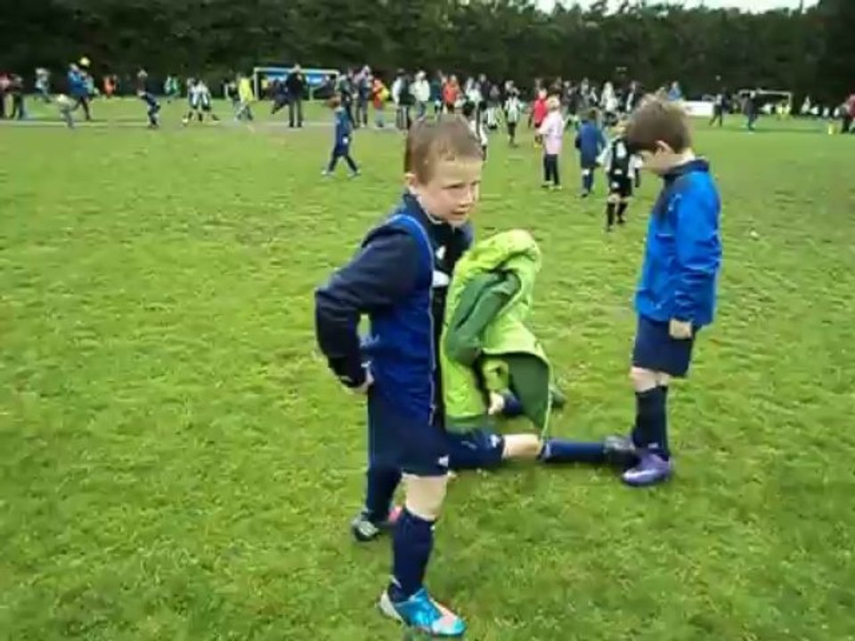 U8 tournoi Ploemel 8 mai 2013  Quel comédien ce Titouan!