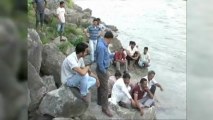 Hindistan'da otobüs nehre yuvarlandı: En az 33 ölü