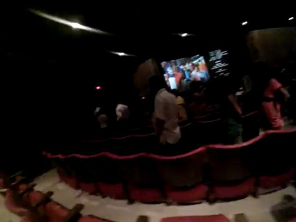 Fin de la séance de cinéma à Bombay