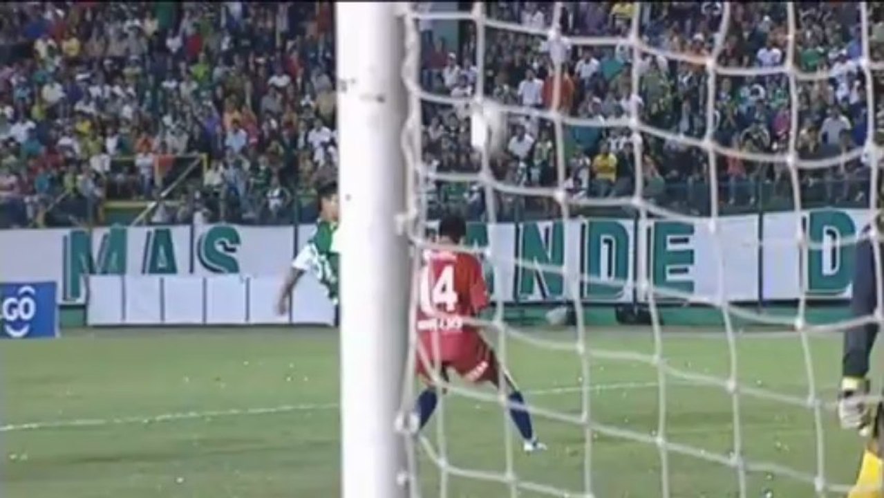 Bolivien: Lässiger Lob Castillo in der Boliviana