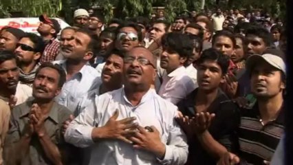 Workers jump from Pakistani building to escape fire