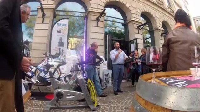 mai 2013 a villa malbec remise de vélos kinés aux hopitaux Lotois par Gilles Gard motard au Paris-Dakar