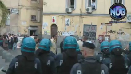 Carica e aggressione giornalista Napoli