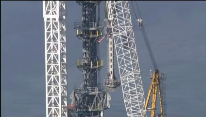 Final spire tops New York's Freedom Tower