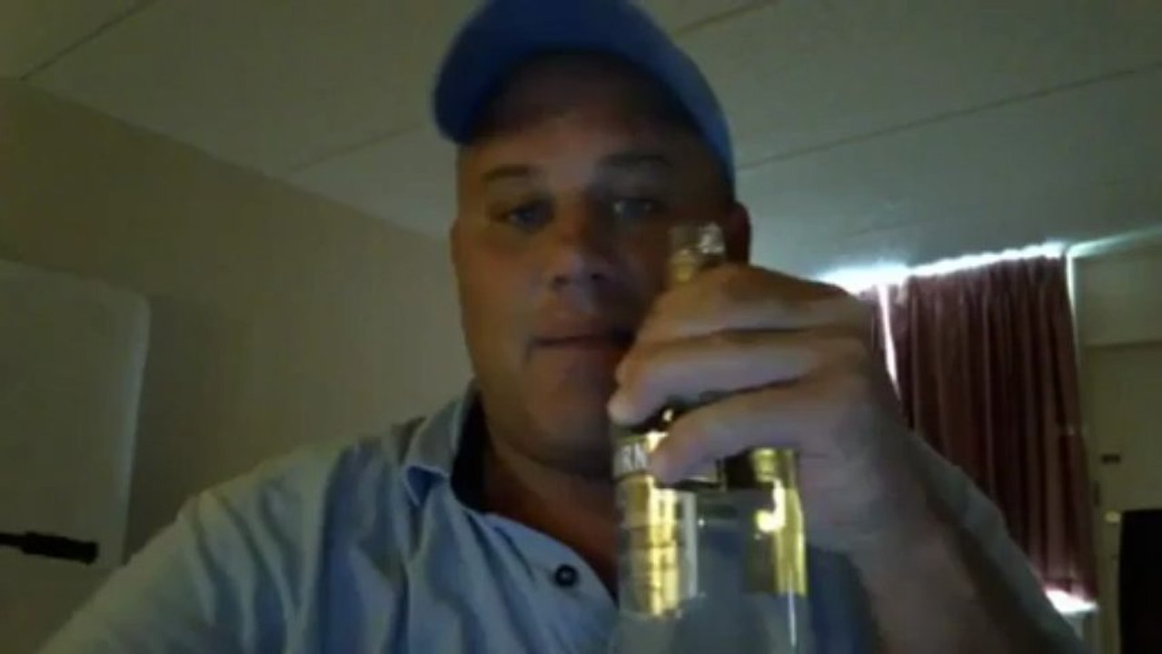 un homme boit une bouteille de vodka en 30 sec