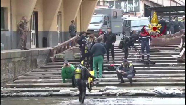 Genova - Nave contro torre del porto, morti e feriti -15- (10.05.13)