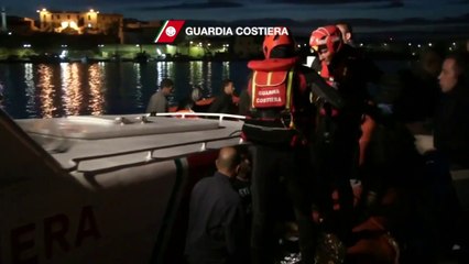 Download Video: Lampedusa (AG) - Soccorsi 99 migranti Guardia Costiera (10.05.13)