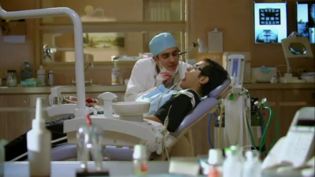 Dopada por anestésicos, Sheila enfia pinça na cabeça de Sérgio O DENTISTA MASCARADO
