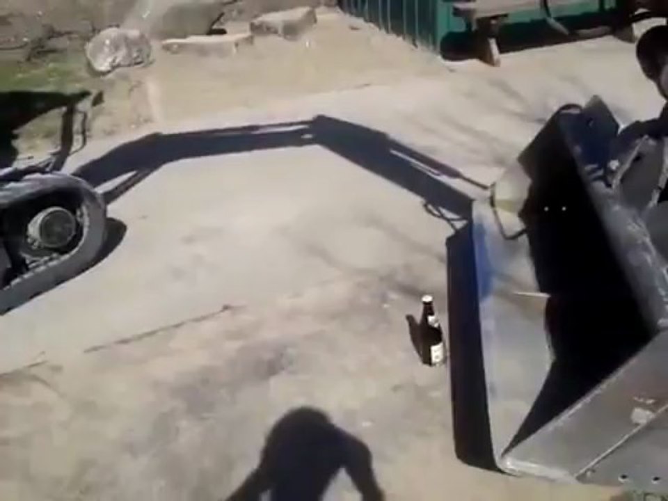 Comment ouvrir une bouteille de bière avec un tractopelle