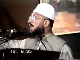 Dr.Tahir-ul-Qadri destroying corrupt Political Leaders.