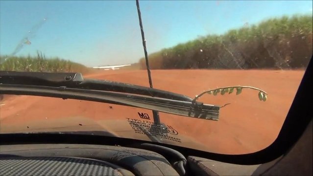 Course poursuite entre un avion et une voiture de police