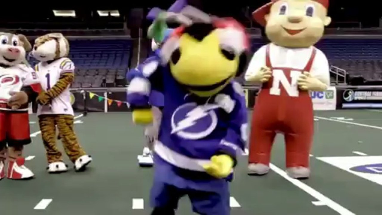 Epic Mascot Dance Off Battle! - video Dailymotion