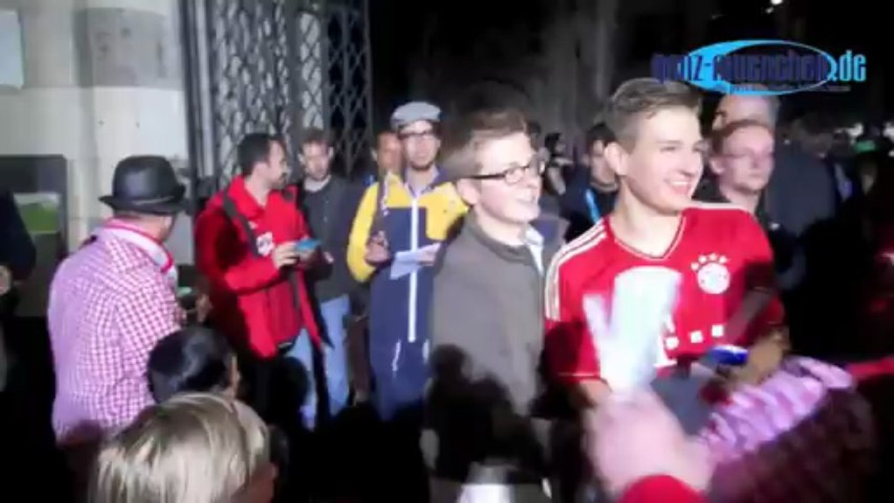 Fc bayern münchen meisterfeier 2013: ankunft fcb autocorso @ rathaus marienplatz 11.05.2013