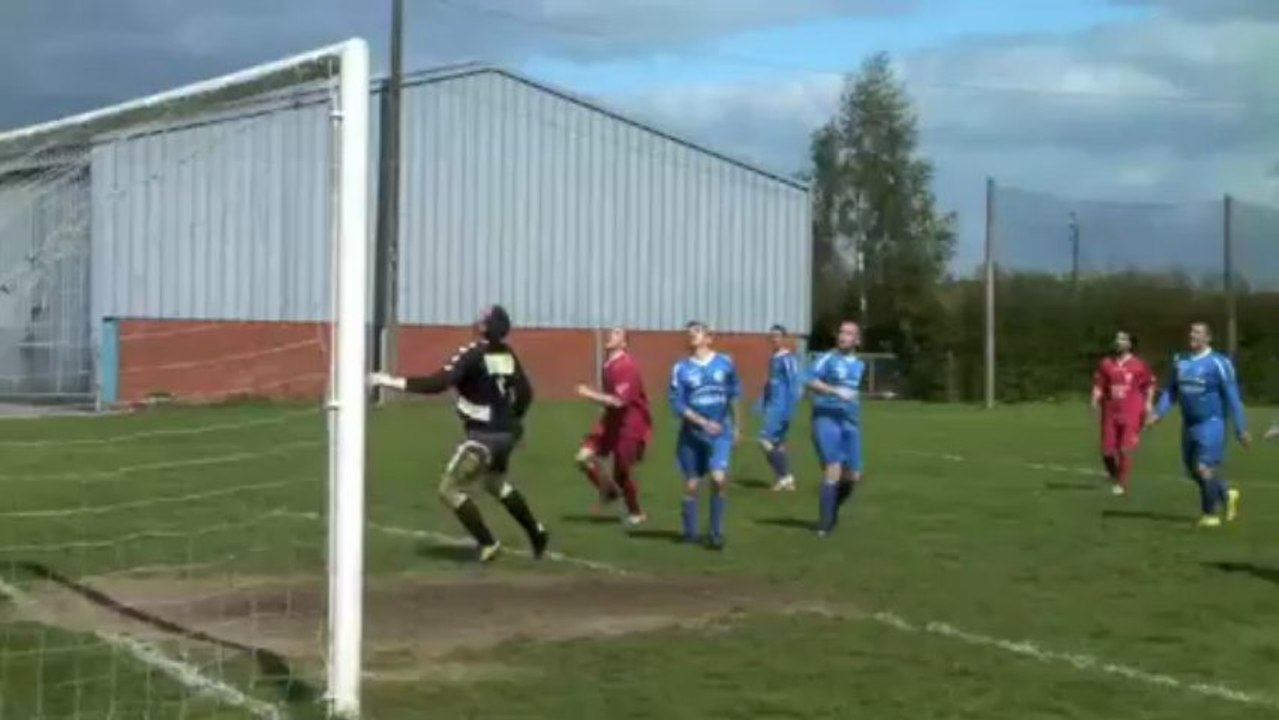 Football : fantastique arrêt d'un gardien