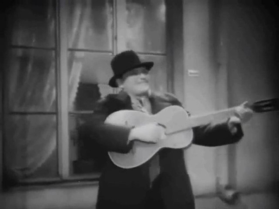 Eugeniusz Bodo -- Już taki jestem zimny drań (kadr z filmu -- „Pieśniarz Warszawy"  z 1934 r.)