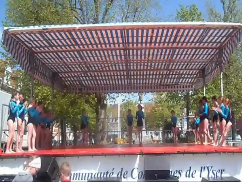 Démonstration de quelques gymnastes de l'ASW Les Optimistes Wormhout lors de la Bloemenfeest le 5 Mai 2013