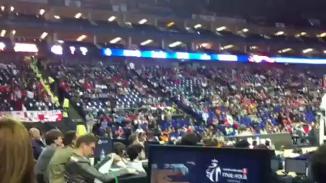 "Φέρτε μας το Ευρωπαϊκό, φωνάζουν οι οπαδοί του Ολυμπιακού στην Ο2 Arena