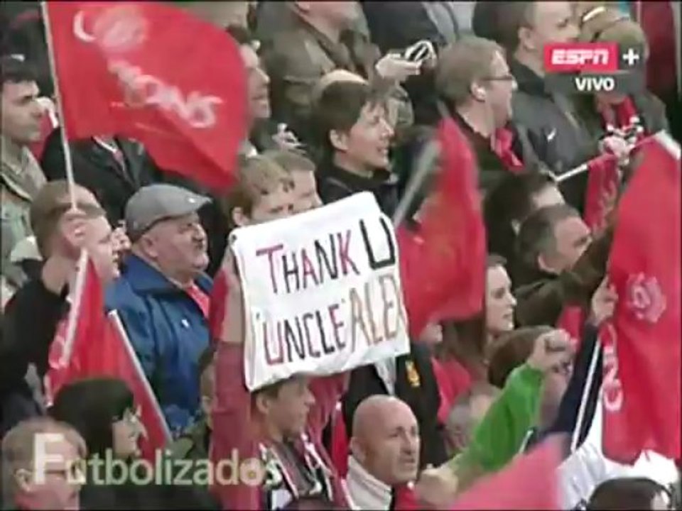Abrazo de despedida de Ferguson con Antonio Valencia