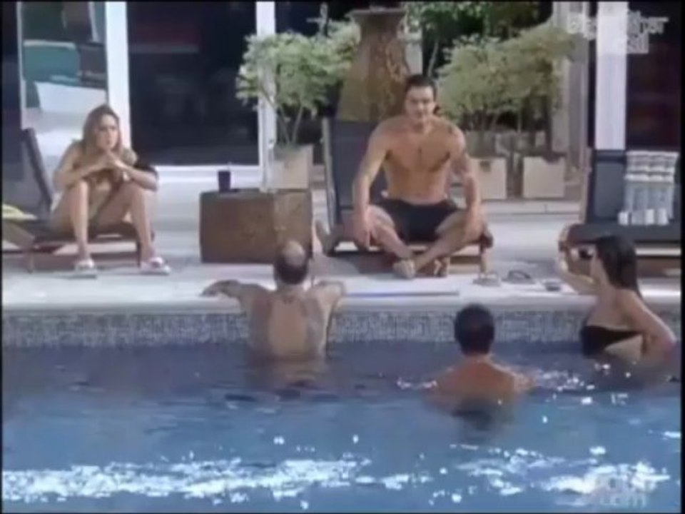 Jonique conversando na piscina - 24.02 p.2