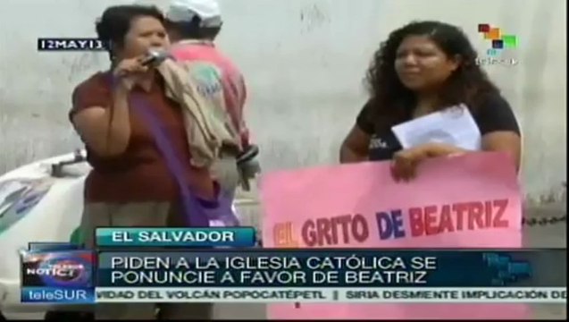 Activistas marchan a favor del aborto terapéutico en El Salvador