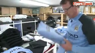 [www.sportepoch.com]Manchester City staff demonstrates packing FA Cup final jersey