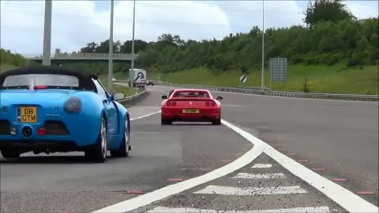 50 superbes voitures arrivent sur l'autoroute