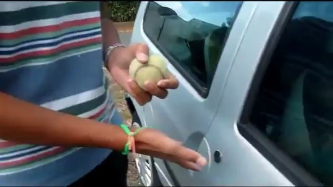 Il ouvre une voiture avec une balle de Tennis !