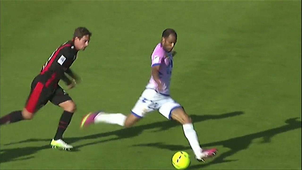 Football : Saber Khlifa marque à 64 mètres du but (Evian vs Nice)