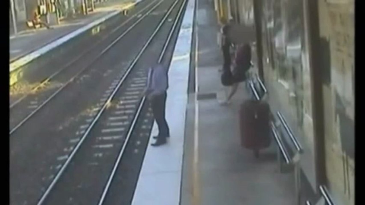Kay Seymour vient en aide à un inconnu tombé sur des rails en Australie