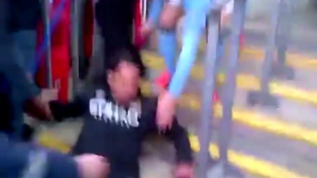 L'hilarante glissade de Tévez à Wembley après la finale de FA Cup !