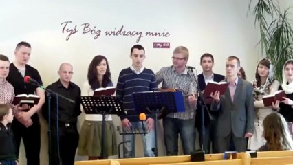 Młodzież ze zboru w Lubinie usłuje pieśnią