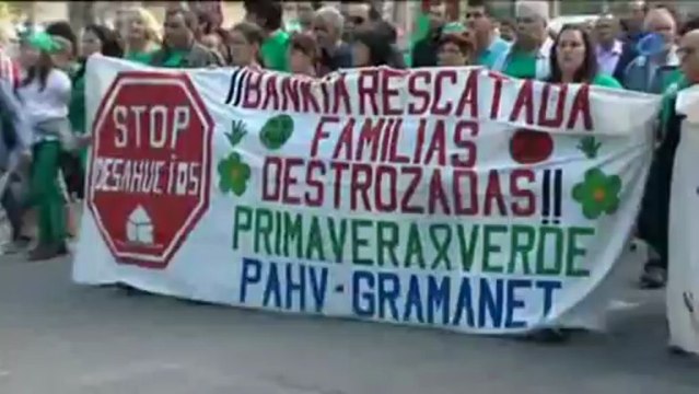 15M: Miles de 'indignados' salen a las calles españolas para criticar al Gobierno y a la banca