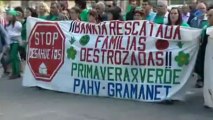 15M: Miles de 'indignados' salen a las calles españolas para criticar al Gobierno y a la banca