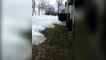 Une "vague" de glace frappe des maisons à Minneapolis, aux Etats-Unis
