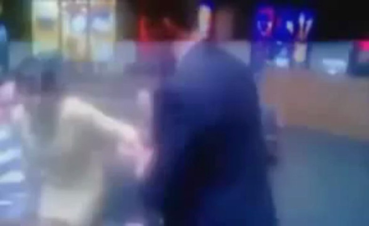 Il fait sa demande en mariage avec un film de marionnettes