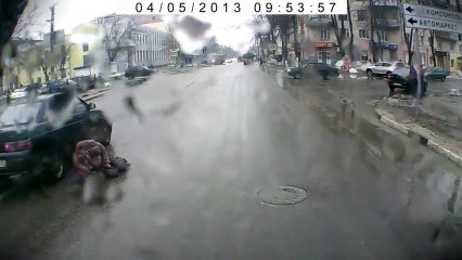 Mulher escorrega e é atropelada - EMBRULHA.com