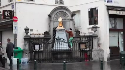 Bruxelles : un artiste russe remplace le Manneken Piss