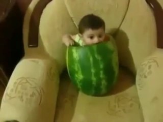 Mira como come sandia este bebe