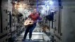 Chris Hadfield se despide del espacio con David Bowie y su "Space Oddity"