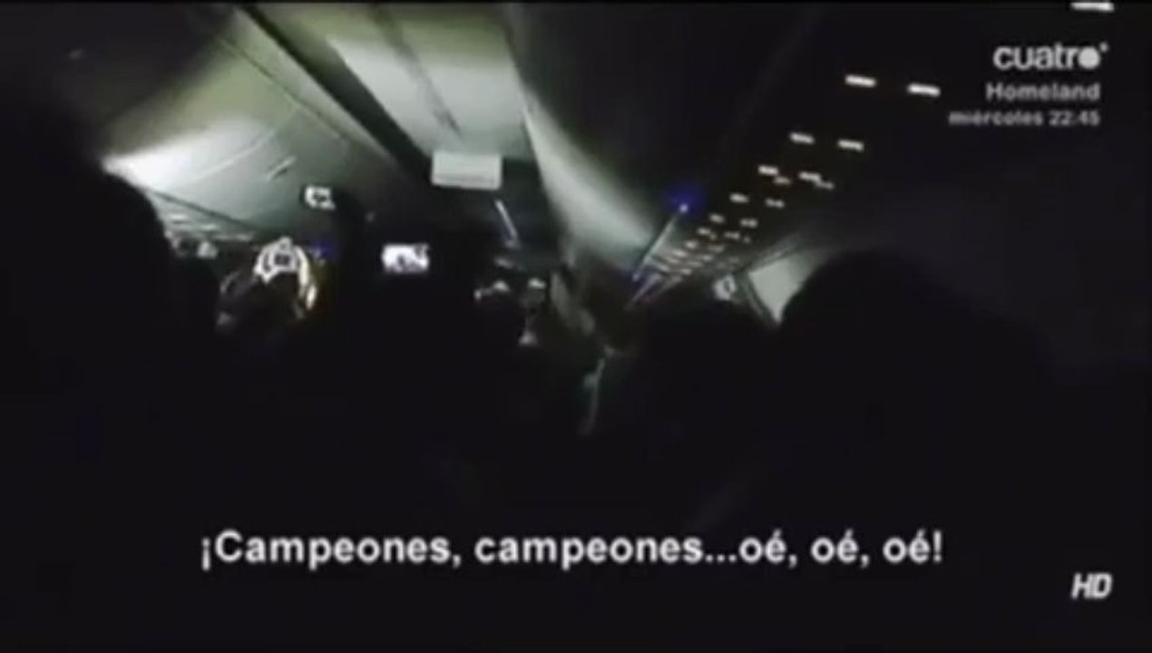 Οι παίκτες της Μπαρτσελόνα πανηγυρίζουν τη νίκη του Ολυμπιακού επί της Ρεάλ στον τελικό της Ευρωλίγκας