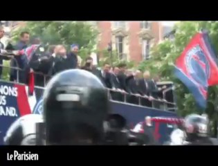 Les joueurs du PSG paradent vers le Trocadéro en bus à impériale