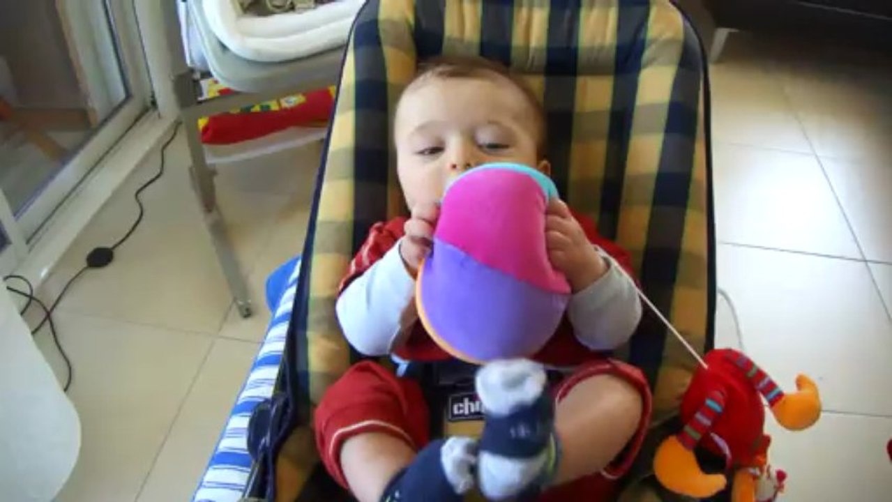 Gabriel, 4 mois, joue 10.05.13