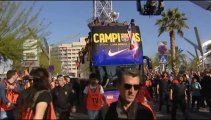 El Barcelona celebra en las calles su vigésimo segundo título de Liga