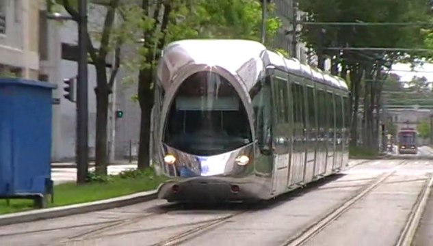 Citadis302 livrée Inox : Arrivée à la station Part Dieu sur la ligne T3 du tramway de Lyon