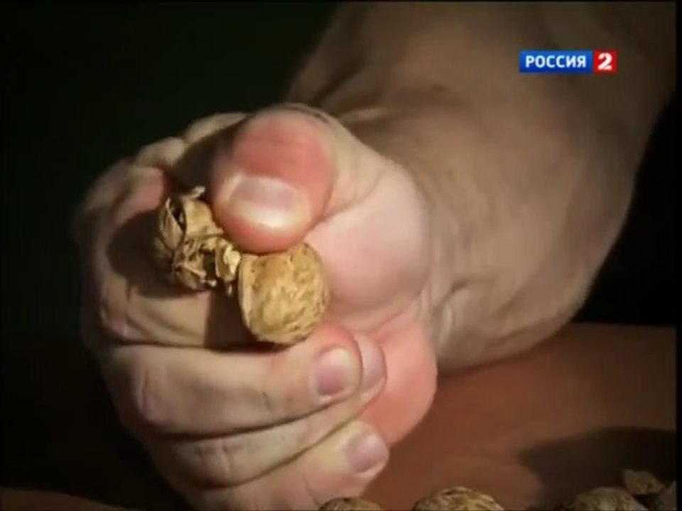 Il casse des noix avec ses doigts