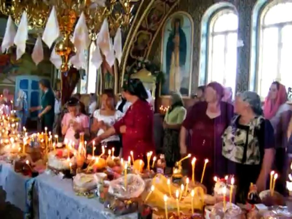 Sf. Icoana Varvara din biseria satului Taxobeni, icoană care impuscata in trei locuri de soldatii rusi in 1944, atunci cand au răpit Basarabia de la trupul Ţării mamă, Romania, urmele gloantelor au fost şterse. Dece au fost şterse, e lesne de ghicit
